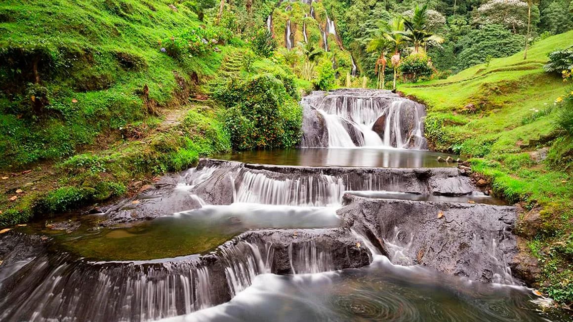 Día 8 - Medellín – Eje Cafetero - Termales Santa Rosa de Cabal - Finlandia