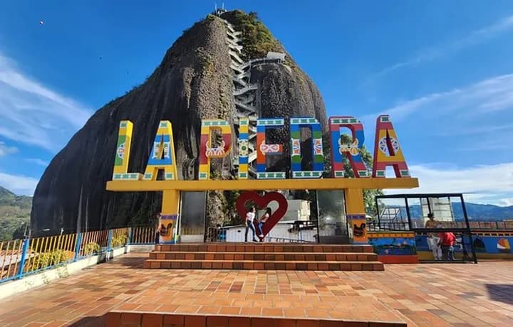 Día 3 - DÍA 3 – Medellín - Tour por Guatapé - Represa y Piedra del Peñol