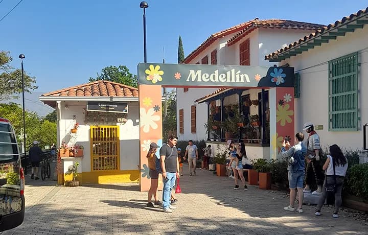 Día 2 - DÍA 2 – Medellín - City tour por Medellín y la Comuna 13