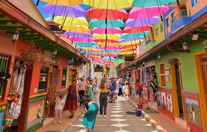 Día 3 - DÍA 3 – Medellín - Tour por Guatapé - Represa y Piedra del Peñol